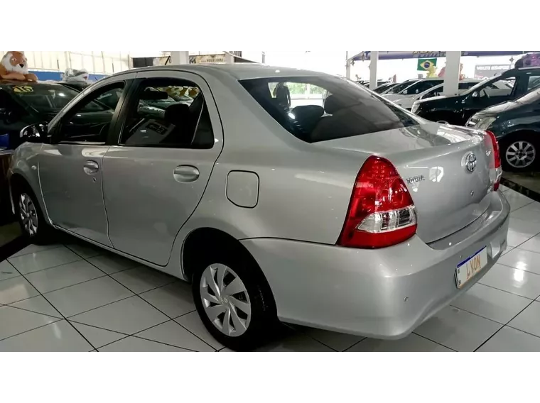 Toyota Etios Prata 3