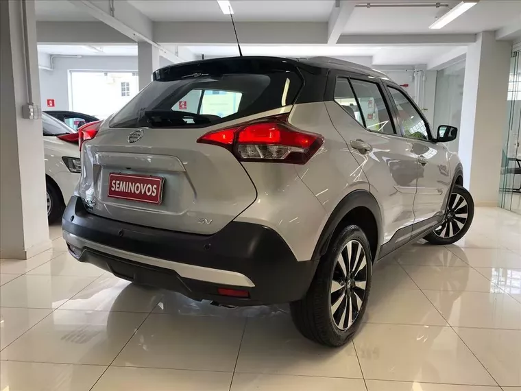 Nissan Kicks Prata 8