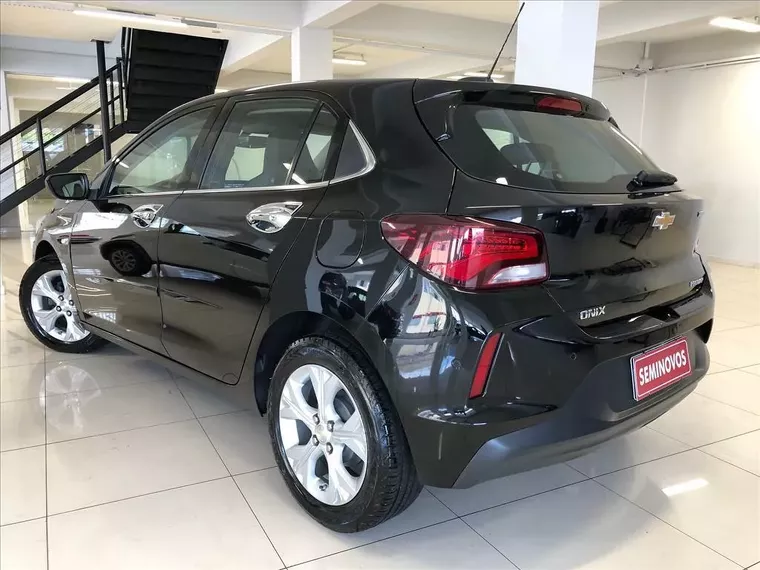 Chevrolet Onix Preto 6