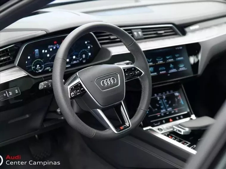 Audi E-tron Preto 13