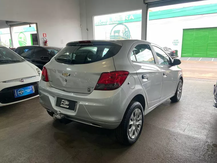 Chevrolet Onix Prata 6