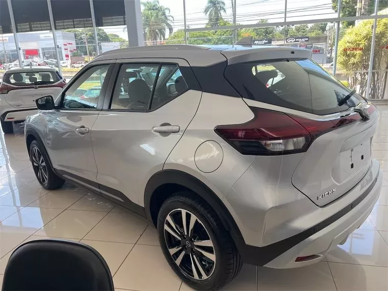 Nissan Kicks Prata 3