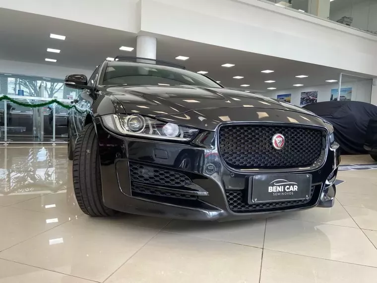 Jaguar XE Preto 14