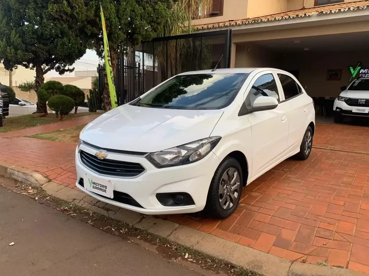 Chevrolet Onix Branco 1