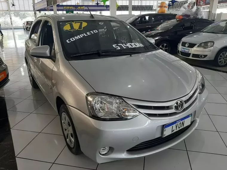 Toyota Etios Prata 9