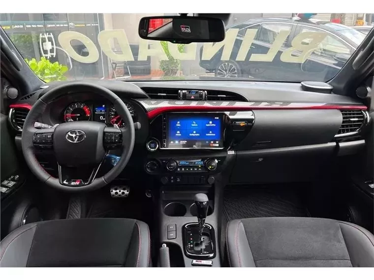 Toyota Hilux Preto 20