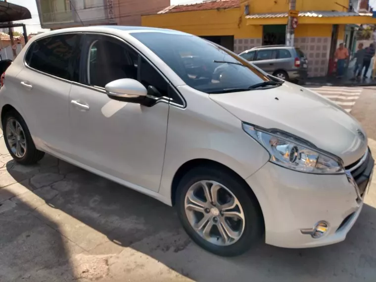 Peugeot 208 Branco 10