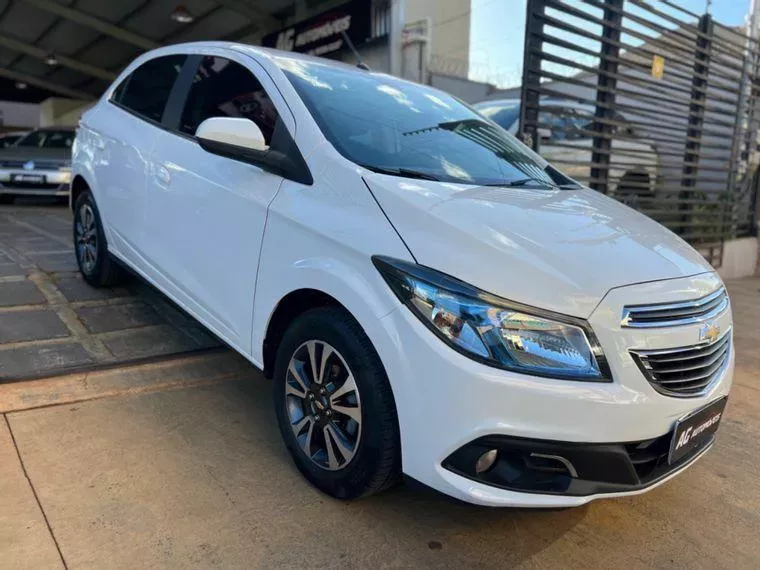 Chevrolet Onix Branco 2