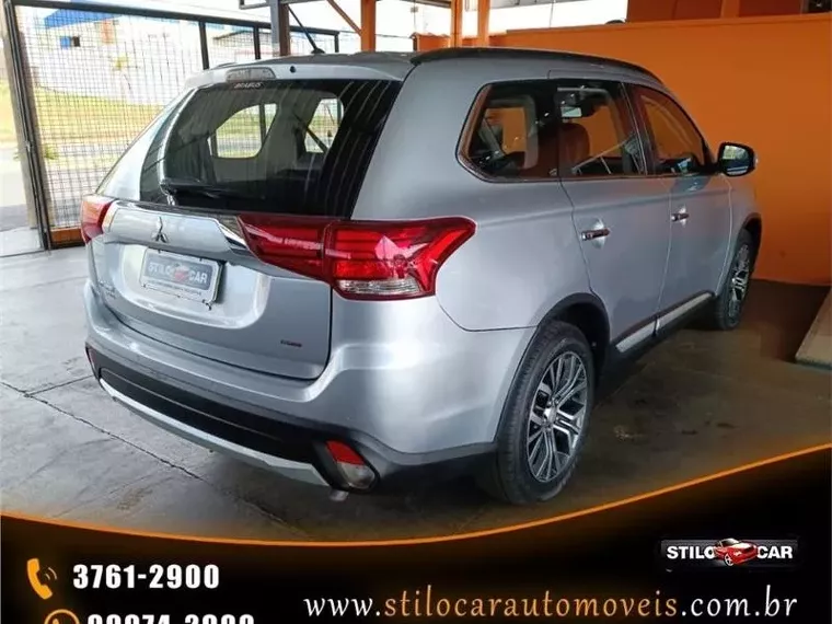 Mitsubishi Outlander Prata 13