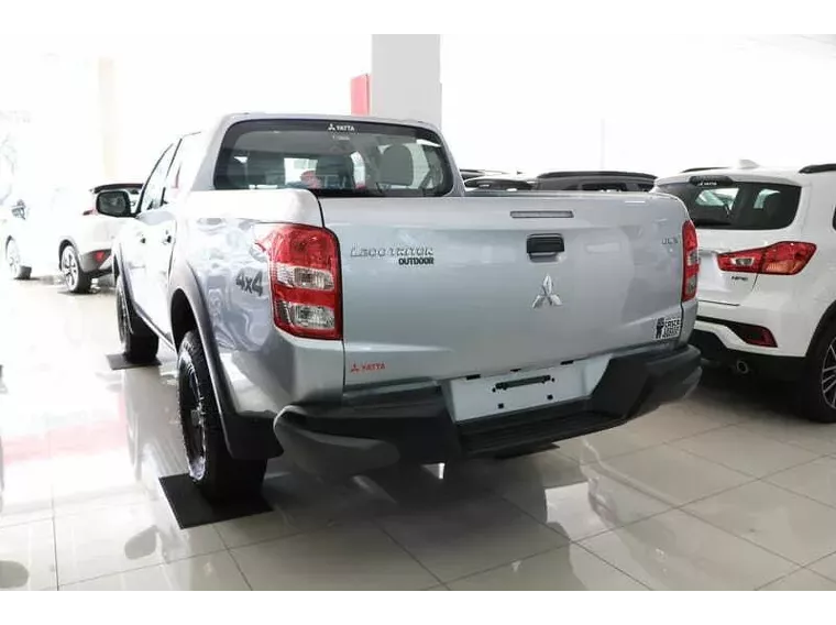 Mitsubishi L200 Triton Prata 11