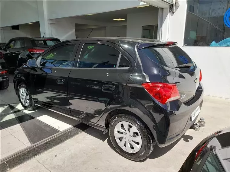 Chevrolet Onix Preto 3