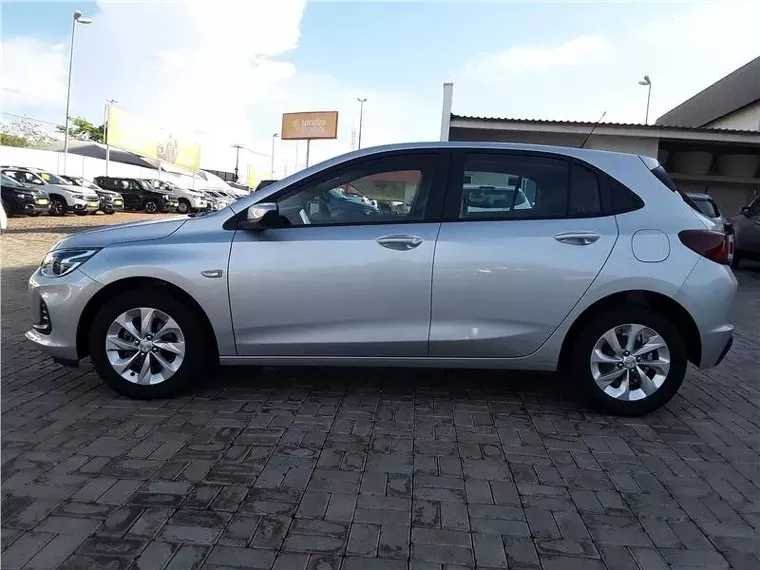 Chevrolet Onix Prata 1