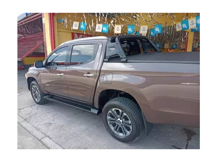 Mitsubishi L200 Triton Marrom 8