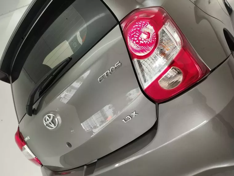 Toyota Etios Cinza 9