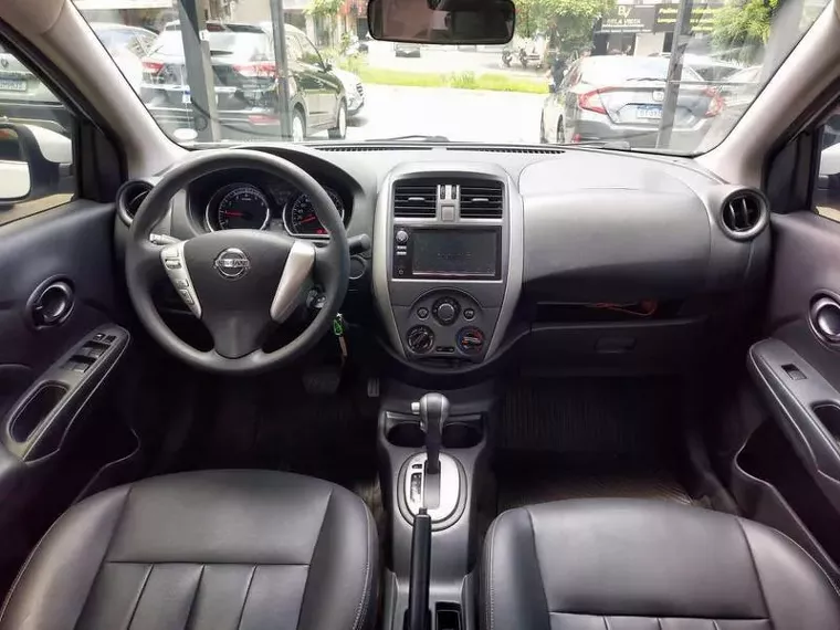 Nissan Versa Branco 17