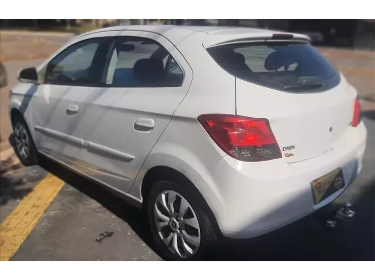 Chevrolet Onix Branco 4