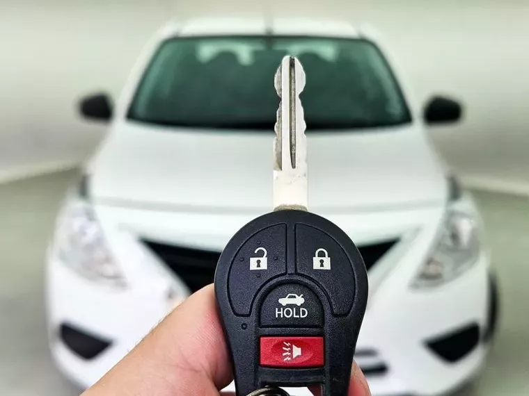 Nissan Versa Branco 3