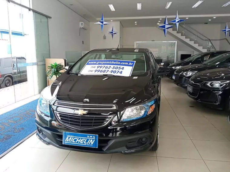 Chevrolet Onix Preto 6