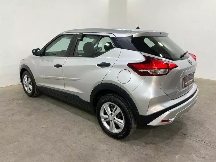 Nissan Kicks Prata 17