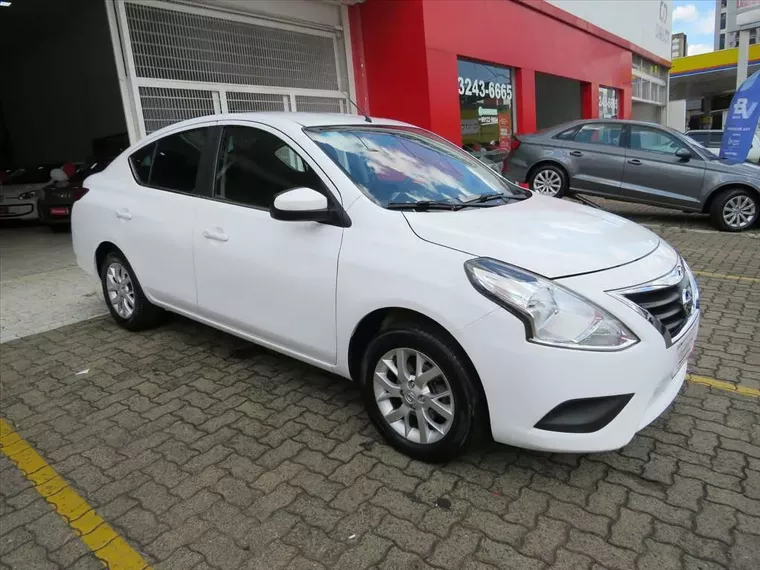 Nissan Versa Branco 3