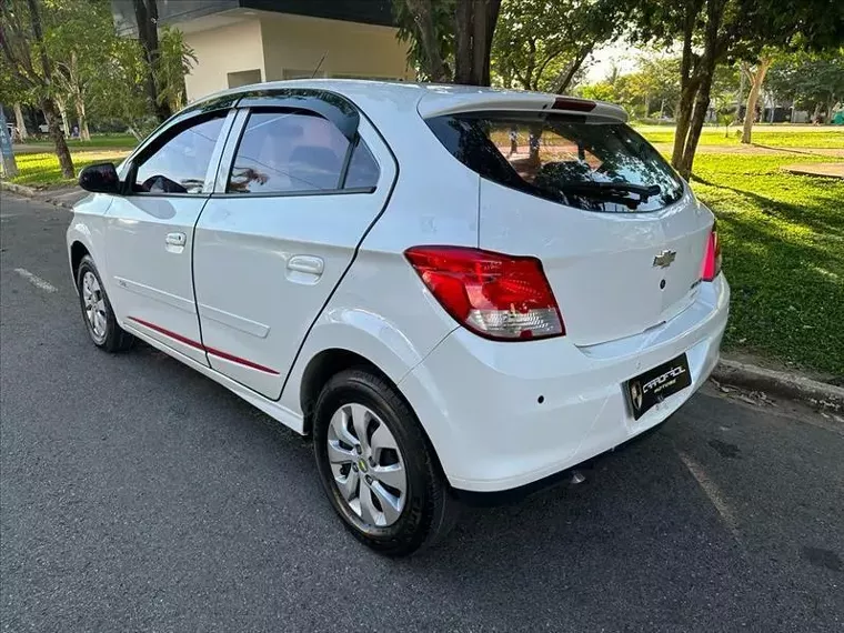 Chevrolet Onix Branco 4