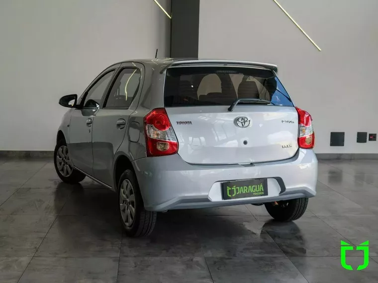 Toyota Etios Prata 3