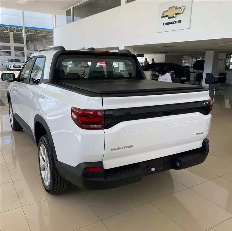 Chevrolet Montana Branco 17