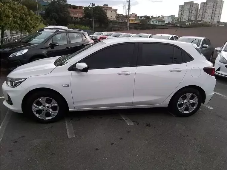 Chevrolet Onix Branco 1