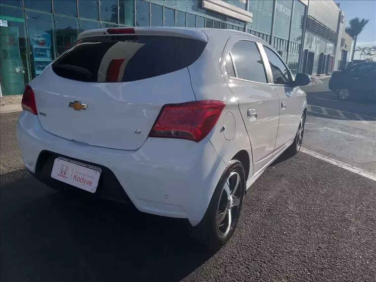 Chevrolet Onix Branco 2