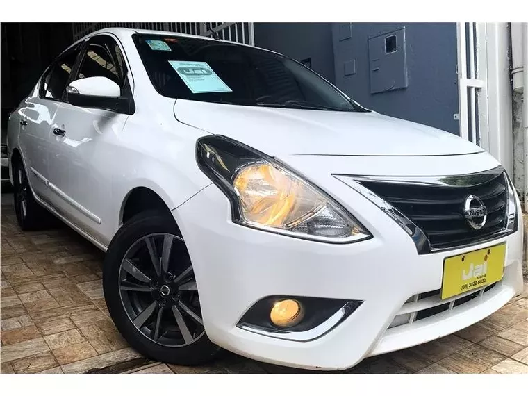 Nissan Versa Branco 4