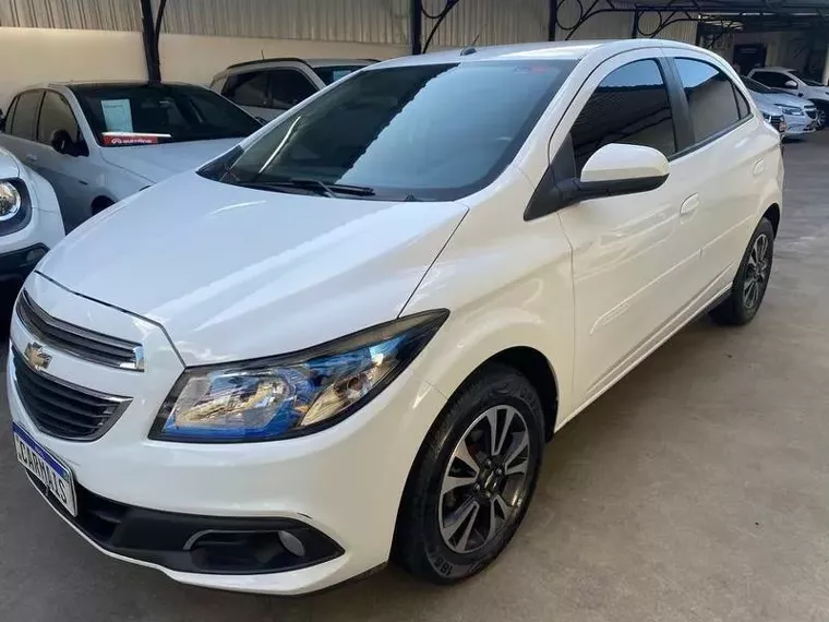 Chevrolet Onix Branco 4