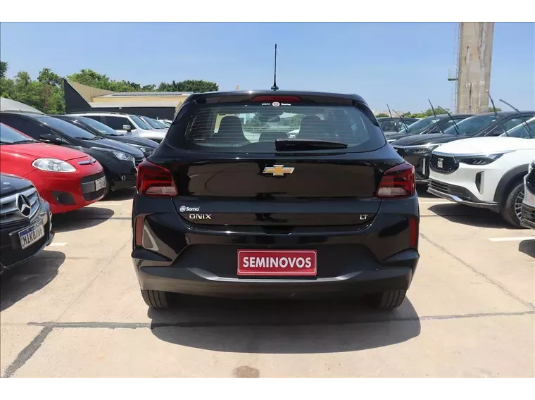 Chevrolet Onix Preto 11