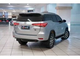 Toyota Hilux SW4