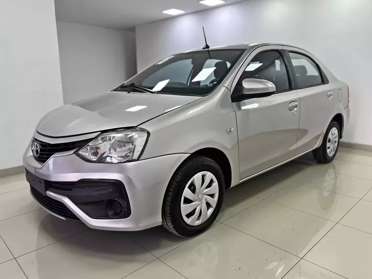 Toyota Etios Prata 10