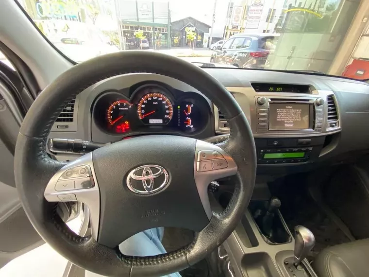 Toyota Hilux Prata 4