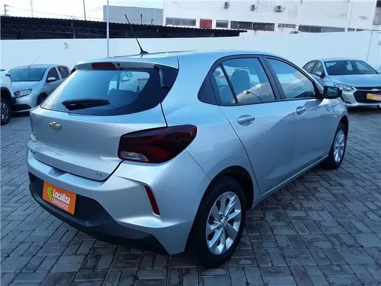 Chevrolet Onix Prata 1