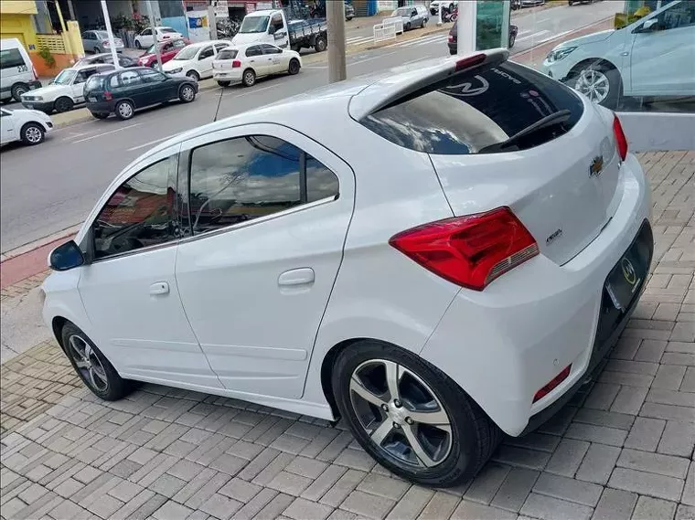 Chevrolet Onix Branco 2