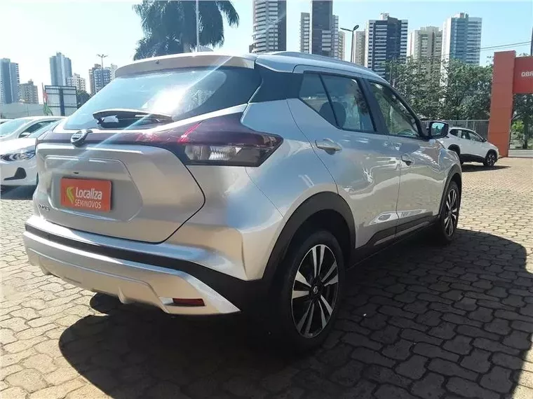 Nissan Kicks Prata 5