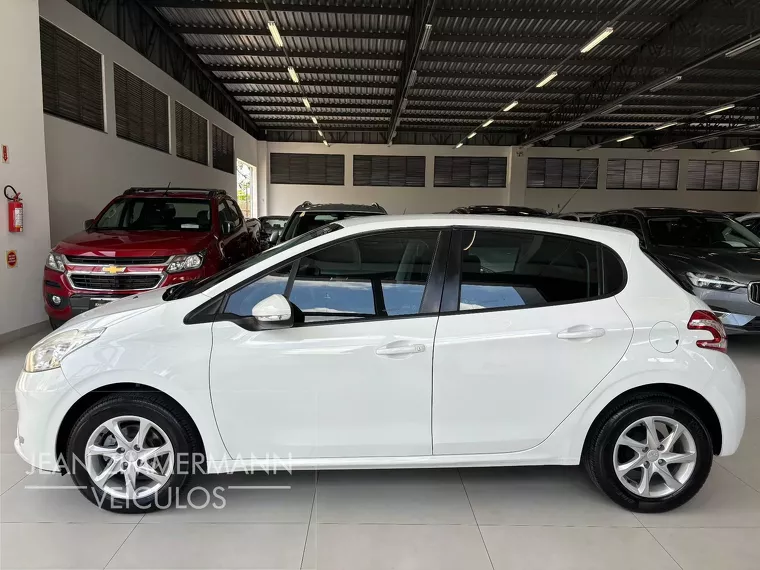 Peugeot 208 Branco 14