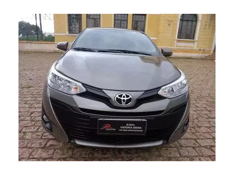 Toyota Yaris Cinza 1