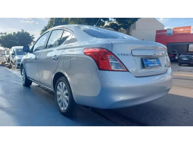 Nissan Versa Prata 10