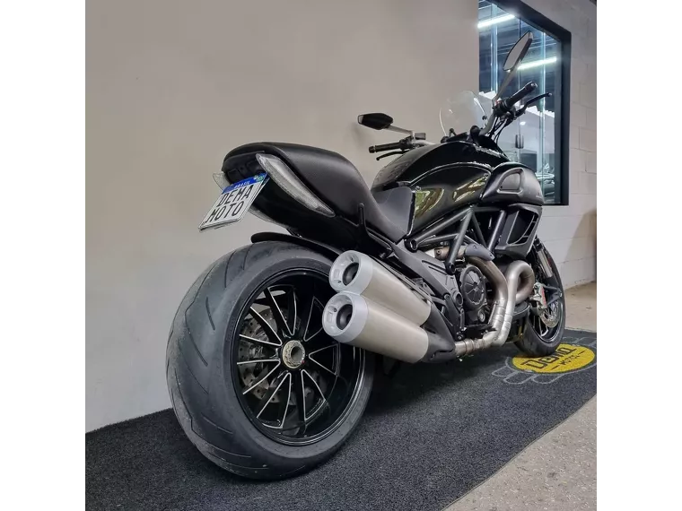 Ducati Diavel Preto 3