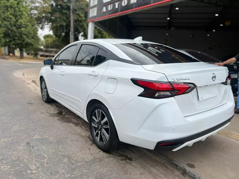 Nissan Versa Branco 5