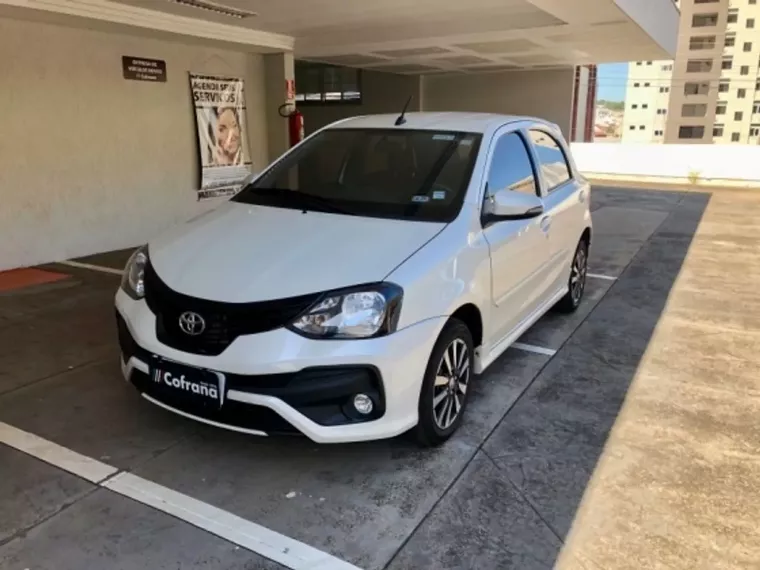 Toyota Etios Branco 1