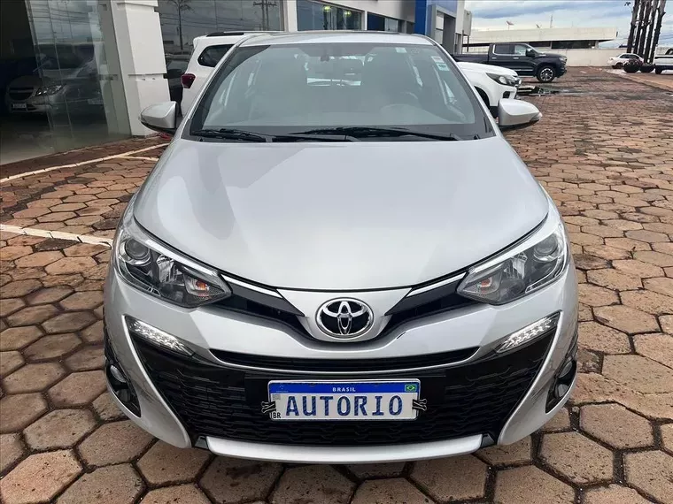 Toyota Yaris Prata 11