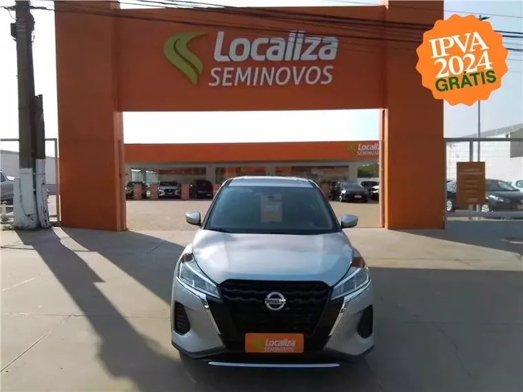 Nissan Kicks Prata 10