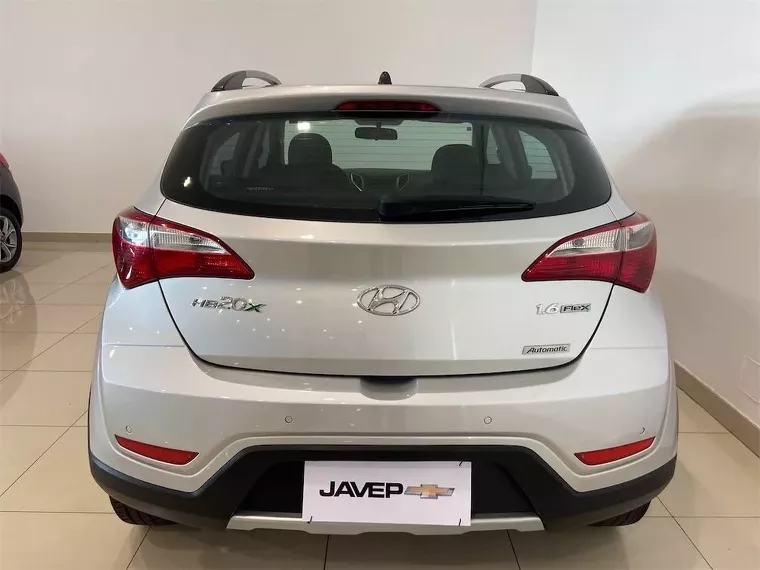 Hyundai HB20X Prata 11