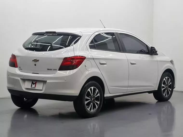 Chevrolet Onix Branco 2