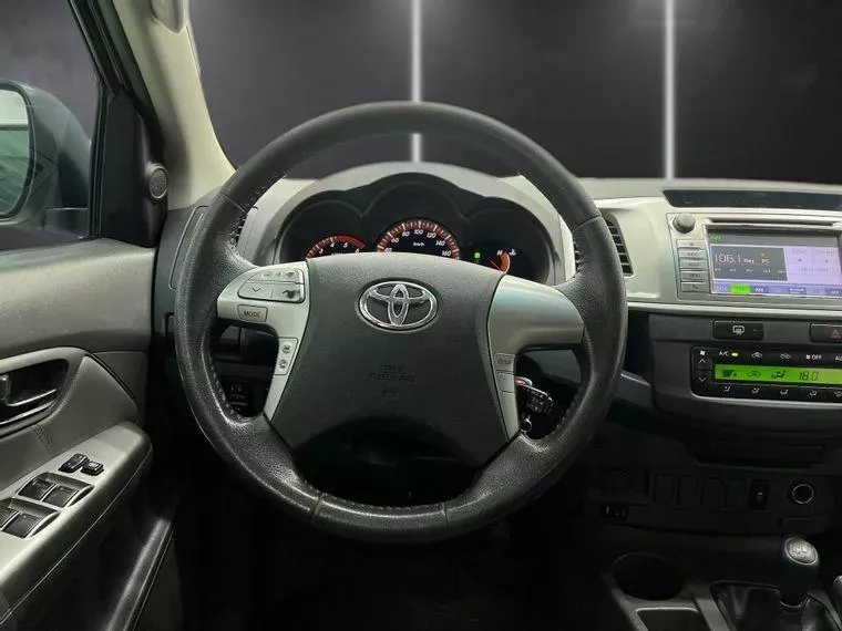 Toyota Hilux Branco 16