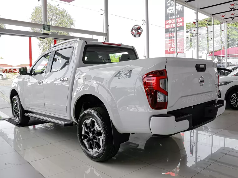 Nissan Frontier Branco 2